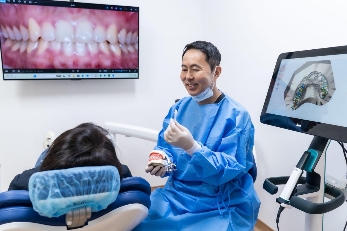 Intraoral scanner capturing a digital impression for porcelain veneers at a Singapore dental clinic