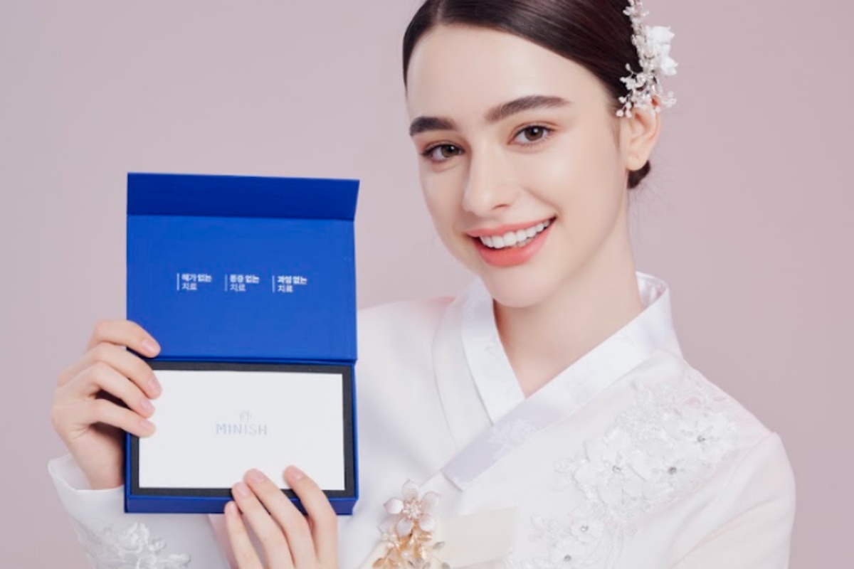 Dentist and patient reviewing a digital smile design during a veneer consultation in Singapore